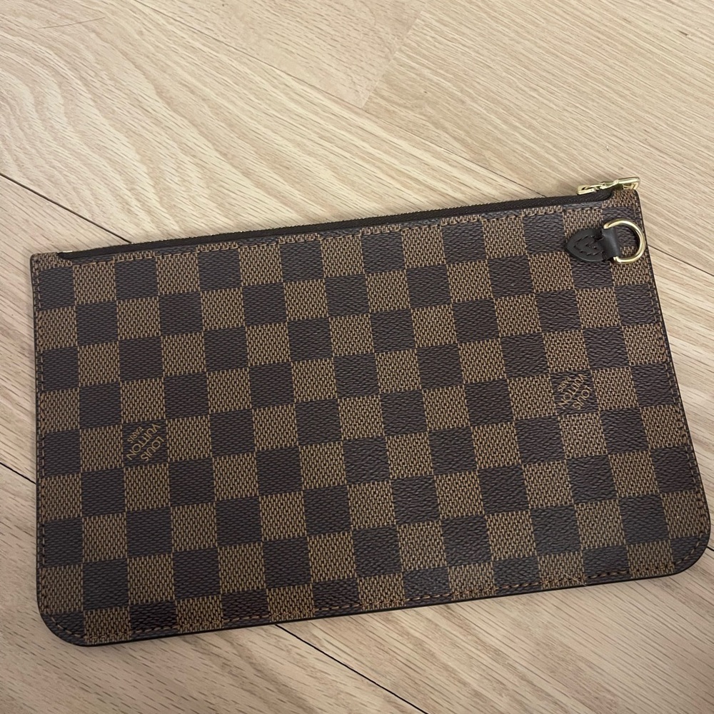 Louis Vuitton Women’s Clutch - Great Condition✨